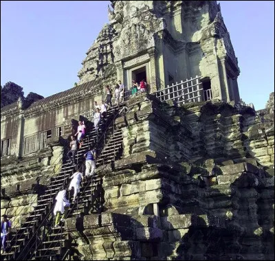 Avant l'ajout de l'escalier en bois, le dénivelé dépassait les 70 % par endroits ! On pourrait dire - avec un mauvais calembours à prétention historique - aux touristes téméraires, « Malraux vaincu ! ». Où sommes-nous ?