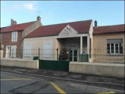 Cette première balade du week-end commence à Aubepierre-Ouzouer-le-Repos. Village francilien, il se situe dans le département ...