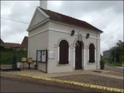 Notre balade dominicale commence à Clux. Ancienne commune Saône-et-Loirienne, elle se situe en région ...