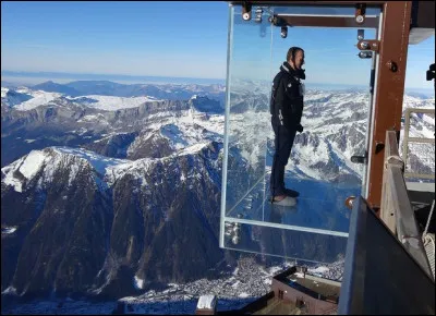 Effrayant, non ? Où se trouve cette cabine en verre suspendue au dessus de plusieurs km de vide ?