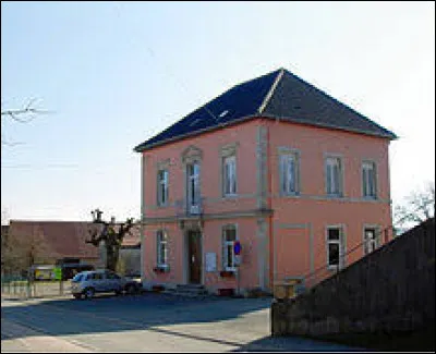 Notre balade commence à la frontière suisse, à Croix. Commune de Bourgogne-Franche-Comté, elle se situe dans le département ...