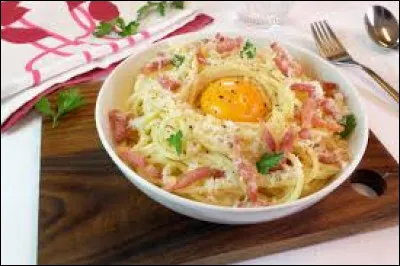 Dans la recette italienne originale, lequel de ces ingrédients ne figure pas dans les pâtes à la carbonara ?