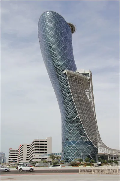 Où la tour Capital Gate est-elle située ?