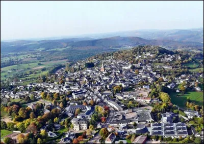 Située dans le Haut-Morvan, à 600 mètres d'altitude, dans le département de la Nièvre, c'est l'une des trois sous-préfectures comptant moins de 2000 habitants : il s'agit de ...