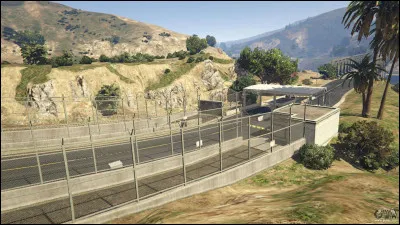 Sur cette photo, on peut voir l'entrée et la sortie de la base. Cette illustration provient du jeu "GTA V". Comment se nomme la base militaire du jeu ?