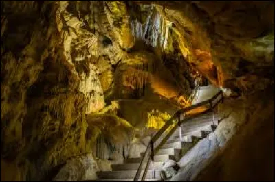 Dans quel département se trouvent les grottes du Cerdon ?