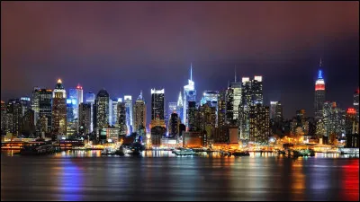 Voici la Big Apple, vue de l'autre côté de la rivière Hudson, sur les gratte-ciel de Wall Street : on voit l'Empire State Building à gauche, le 432 Park Avenue à droite et le One World Trade Center ainsi que la Chrysler, au centre.
Trouvez cette ville, parfois considérée comme la capitale du monde.