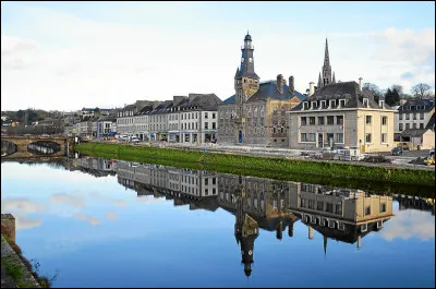 Cette sous-préfecture du Finistère, peuplée de 5200 habitants, entourée des collines du Massif armoricain et des Monts d'Arrée, traversée par l'Aulne, c'est ...