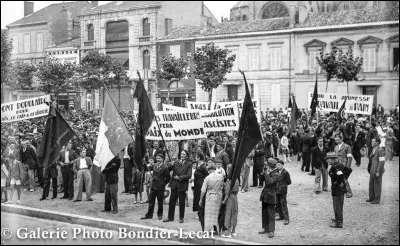 Quelle est la date de la première manifestation populaire ?