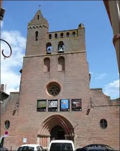 Je vous propose de commencer notre balade devant l'église Saint-Paul, au clocher-mur, d'Auterive. Ville Occitane, dans l'aire urbaine Toulousaine, elle se situe dans le département ...