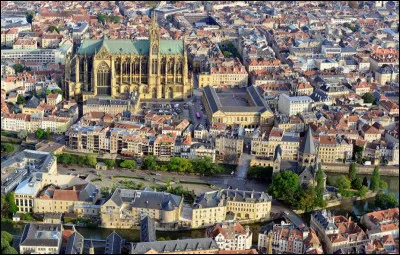 En quatre lettres, ville de l'est de la France, sur la Moselle : la voyelle est un ...