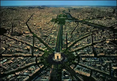 À tout seigneur, tout honneur : c'est autour de grands monuments que rayonne votre ville lumière. ''Dans l'axe des Champs-Élysées, on constate que l'Arc de triomphe est un point focal de premier plan, de même qu'un lieu de convergence majeur.''
Nommez cette ville où la place de l'Étoile relie 12 avenues aménagées au 19e siècle par le baron Haussmann.