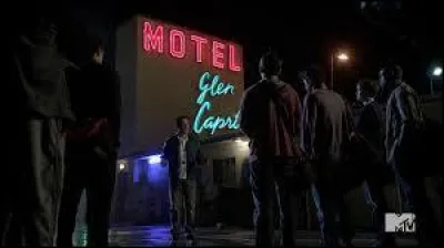 Qui a essayé de se suicider en premier dans le motel (loup-garou) ?