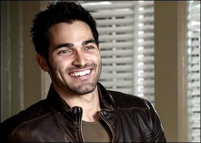 Qui est l'acteur de Derek Hale ?