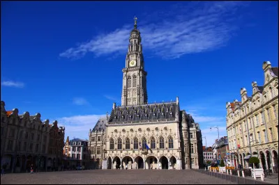 Ville du Pas-de-Calais, avec son beffroi et ses places :