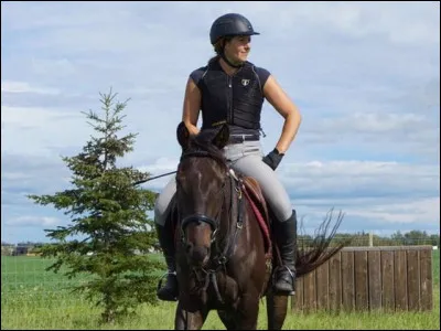 Pour débuter, mettons-nous dans l'ambiance. Copiez-collez cette adresse : https://youtu.be/kSThrKGn9EU
Voilà, c'est fait ? Alors, commençons !

Katharine Morel, 33 ans, et sa fidèle jument, Kerry On, 8 ans, ont perdu la vie suite à un accident de...