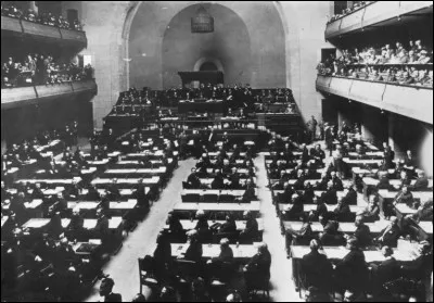 Nous sommes le 15 novembre 1920 : ces délégués constituent la première assemblée générale de la Société des Nations, créée en janvier cette même année. Elle sera remplacée en 1945 par l'Organisation des Nations unies.
Dans quelle ville s'étaient assemblés les délégués de cette organisation internationale ?