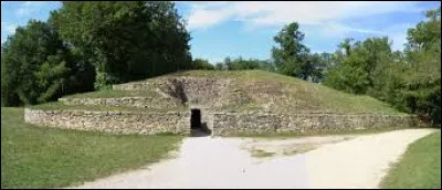 Nous commençons cette nouvelle balade devant le tumulus de Bougon. Village de l'ancienne région Poitou-Charentes, il se situe dans le département ...