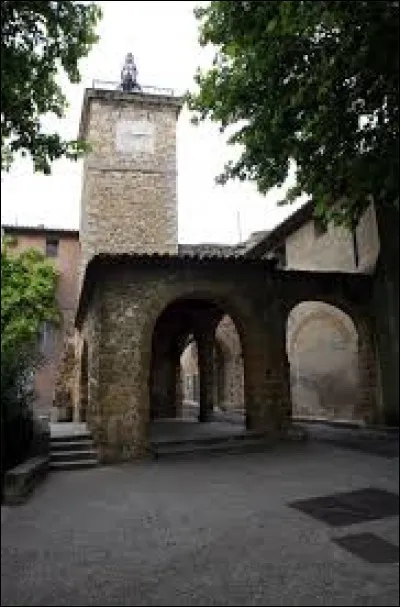 Je vous propose de commencer notre balade devant la Porte France, à Aubignan. Ville de l'arrondissement de Carpentras, elle se situe dans le département ...