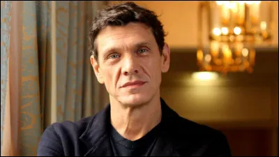 Complétez les paroles de la chanson "Elle a les yeux revolver" de Marc Lavoine : 
"Un peu spéciale, elle est célibataire
Le visage pâle, les cheveux en arrière
Et j'aime ça
Elle se ... sous des jupes fendues
Et je devine des histoires défendues
C'est comme ça".