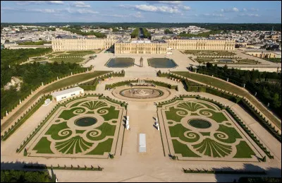 Alerte infos ! Retrouvez la fake new concernant le somptueux château de Versailles.