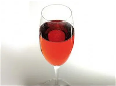 L'apéritif de bienvenue nous est offert ! Le patron sort du sirop de cassis et un bon vin blanc, que nous propose-t-il ?