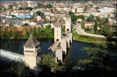 Ville du sud-ouest, dans le Quercy, connue pour le pont Valentré franchissant le Lot :