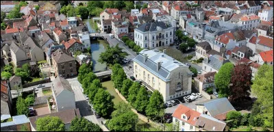 Ville de 14 000 habitants du département de la Seine-et-Marne, située au coeur de la Brie sur les bords du Grand Morin :