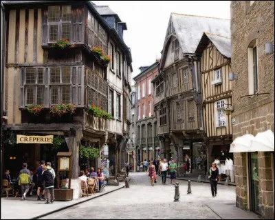 Ville bretonne, sous-préfecture des Côtes-d'Armor, bâtie sur une colline qui domine la Rance :