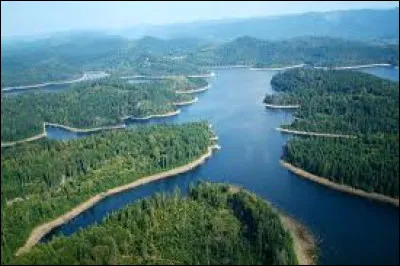 Quel est ce lac de Meurthe-et-Moselle aux rives encaissées dans d'épaisses forêts ?