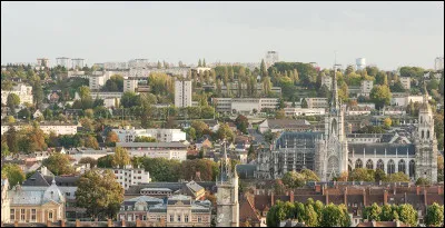 Ville de Normandie, traversée par l'Iton, préfecture du département de l'Eure :