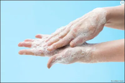 Est-ce que vous devez vous laver les mains après être allé aux toilettes ?