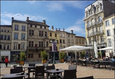 Ville de Lorraine, traversée par la Moselle, préfecture du département des Vosges :