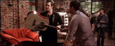 Comment s'appelle la guitare de Chris ?