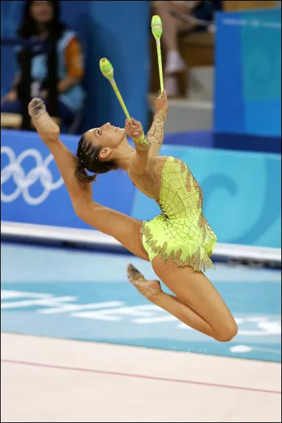 Qui est la première gymnaste à avoir disputé 4 finales olympiques consécutives?