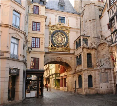 La ville aux cent clochers offre un bel ensemble médiéval et une cathédrale ayant inspiré trente toiles à Monet.