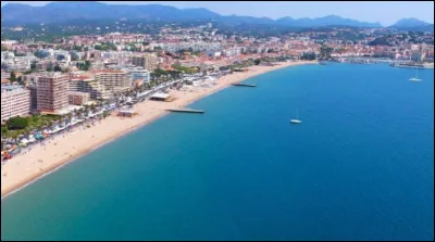 Ville de 50 000 habitants du département du Var, située entre l'embouchure de l'Argens et le massif de l'Esterel :