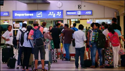 Quelle ville est desservie par l'aéroport international de Velana ?