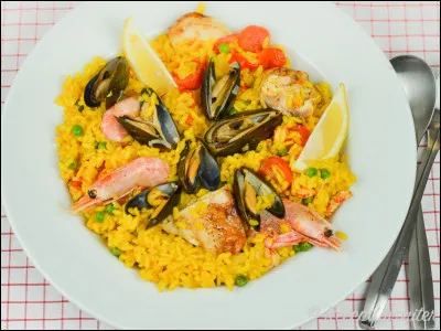 Quelle épice met-on généralement dans la paella ?