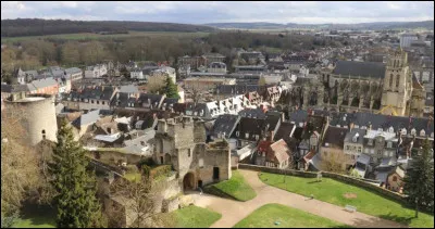 Ville de 11 000 habitants, située dans le département de l'Eure, dans l'amont de la vallée de l'Epte, aux confins des départements de l'Oise et du Val-d'Oise :