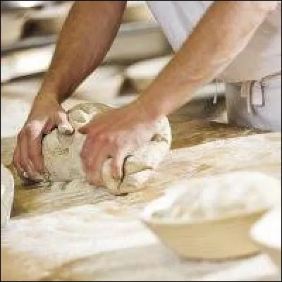 Un boulanger travaille ... en général.