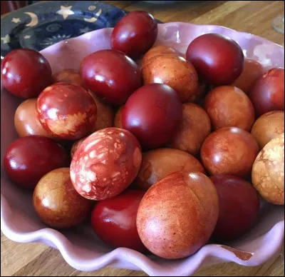 Dans quel pays peint-on avec certaines couleurs les ufs, à Pâques ?