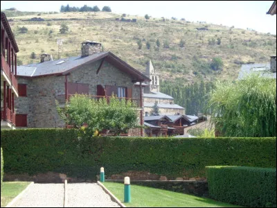 Commençons en France, ou plutôt en Espagne. Quel est ce village constituant une enclave espagnole au sein du département français des Pyrénées-Orientales ?