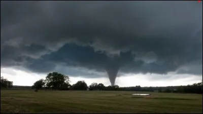 La tornade géante de l'Oklahoma, classée à 4 sur l'échelle de Fujita a fait...