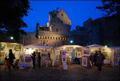 Quelle ville est surnommé "La Cité corsaire" ?