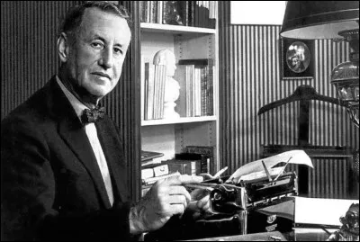 Ian Fleming, auteur de la saga James Bond, était en réalité :