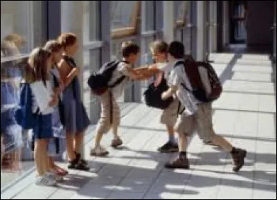 Tu vois une bagarre éclater dans la cour de récré :