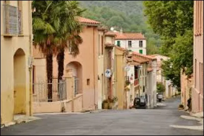 Notre balade dominicale commence en Occitanie, dans les rues d'Ansignan. Commune de l'arrondissement de Prades, dans le Fenouillèdes, elle se situe dans le département ...