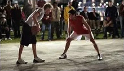 Dans la saison 1, Qui gagne le match de basket entre Lucas et Nathan sur le terrain près du fleuve ?