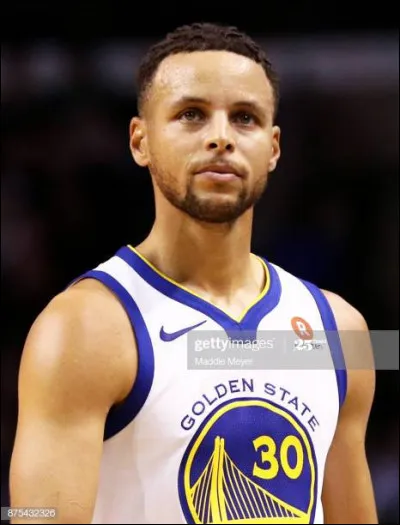 Qui est ce joueur de basket ?